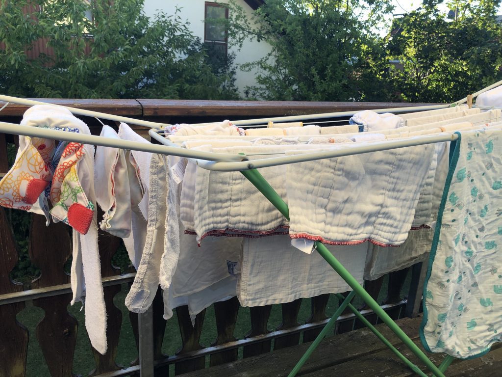 Wäscheständer mit Stoffwindeln. Stoffwindeln waschen